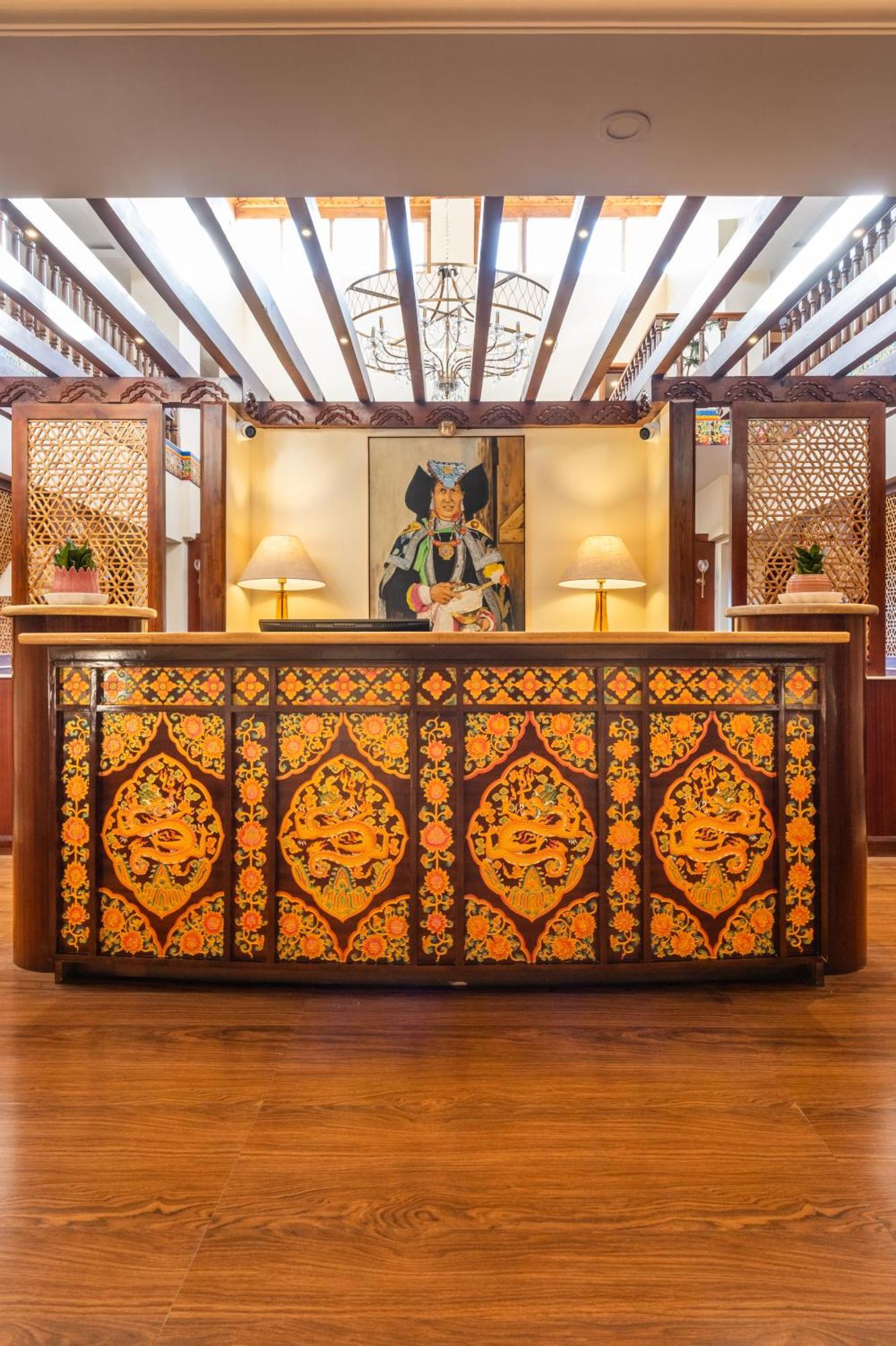 Hotel Dragon Leh Bagian luar foto