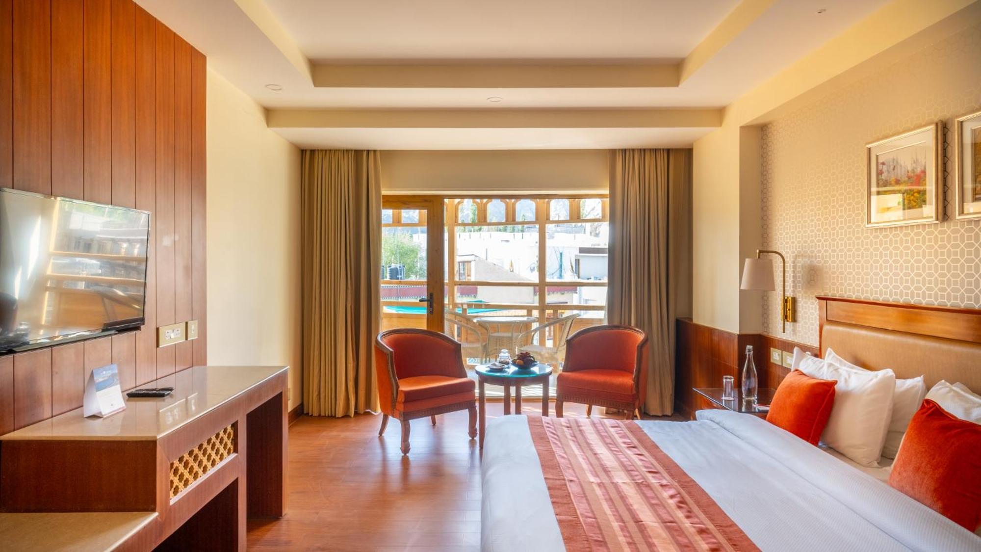 Hotel Dragon Leh Bagian luar foto