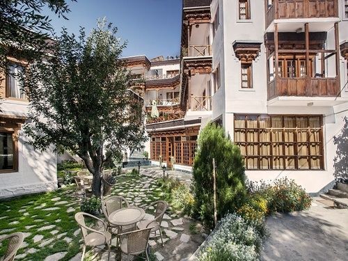 Hotel Dragon Leh Bagian luar foto